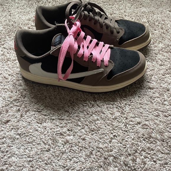 Jordan 1 lows Travis Scott